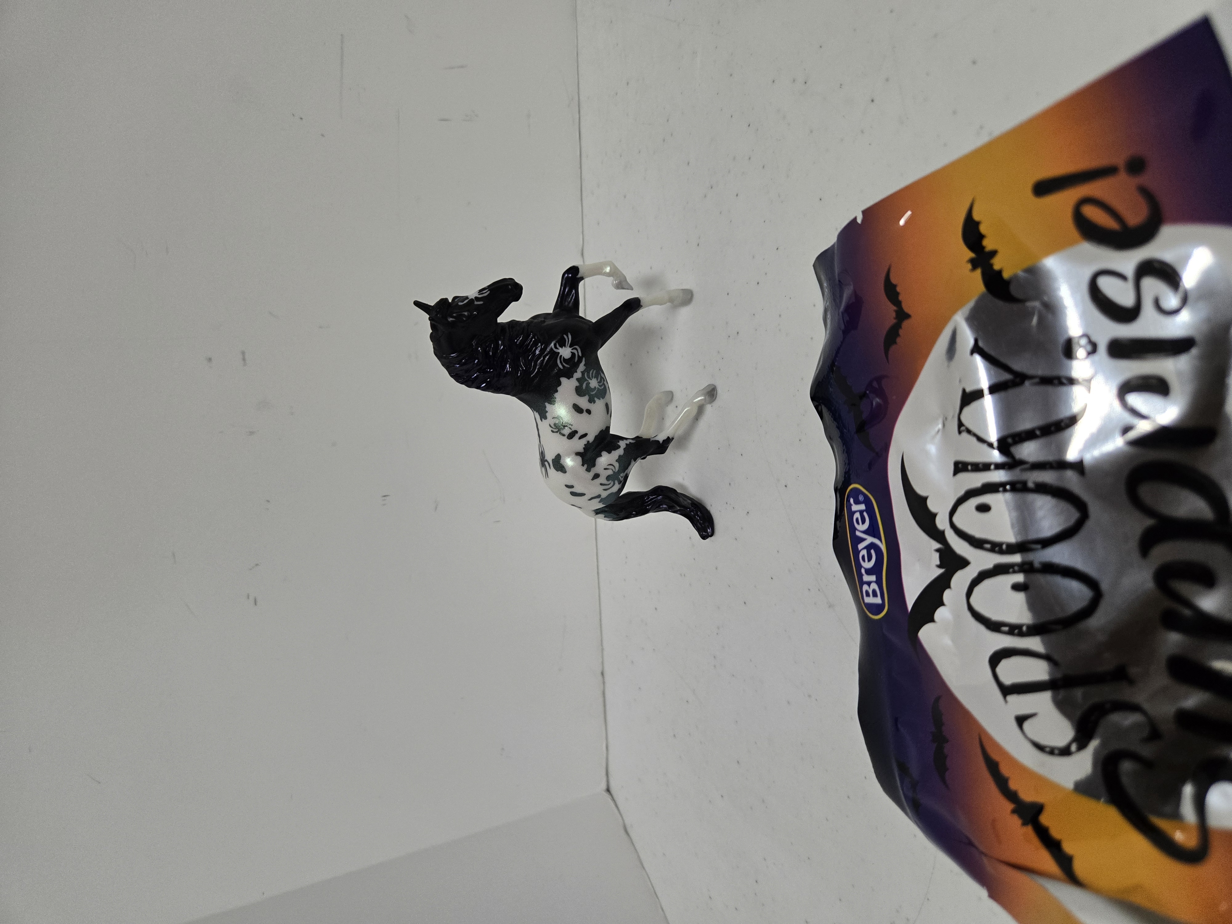 Breyer 2025 Stablemate Halloween Alborozo "EEK" #10477-LA